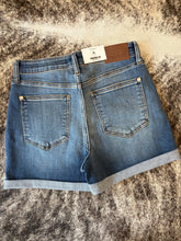 Load image into Gallery viewer, Mid Rise Slim Shorts
